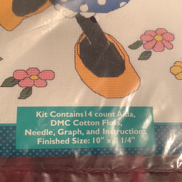 Minnie and Daisy cross stitch kits - Picture 2 of 3